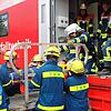 Helfer aus Trossingen retten schwer verletzte Fahrgäste aus dem Abteil. Der Einsatz am Güterbahnhof in Singen ist glücklicherweise nur ...