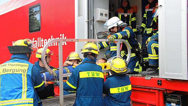 Helfer aus Trossingen retten schwer verletzte Fahrgäste aus dem Abteil. Der Einsatz am Güterbahnhof in Singen ist glücklicherweise nur ...