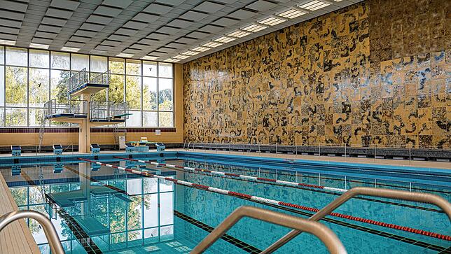 Blick in die Schwimmhalle mit der Sprunganlage auf einem Archivbild.