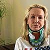 Kathrin Behrendt kann ihren Kopf nach einem Katzenbiss und anschließender Infektion kaum noch selbst halten. Sie muss daher ständig eine ...