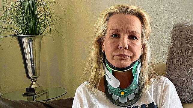 Kathrin Behrendt kann ihren Kopf nach einem Katzenbiss und anschließender Infektion kaum noch selbst halten. Sie muss daher ständig eine ...
