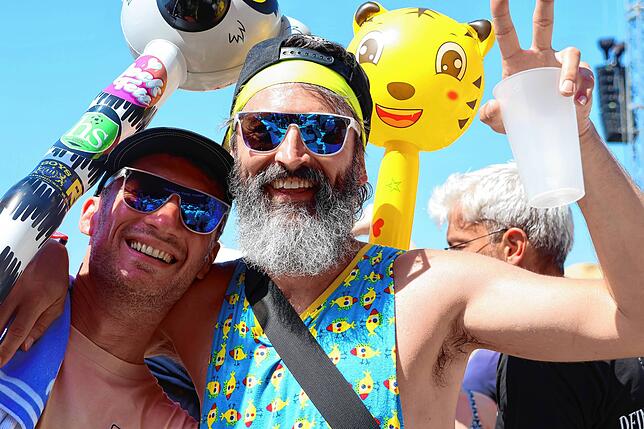 Bild 1: Moshpit und Feierlaune vor den Bühnen: Das sind die besten Southside-Bilder aus den ersten Reihen