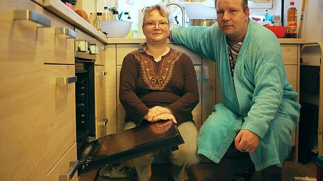 Sie mussten zuerst mit dem Backofen, dann mit Heizlüftern für Wärme in der Wohnung sorgen: Nicole und Sven Kohl, die mit ihren beiden ...