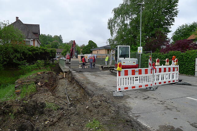 Schrittweise gehen die Abrissarbeiten an der alten Brücke in Untersiggingen voran.