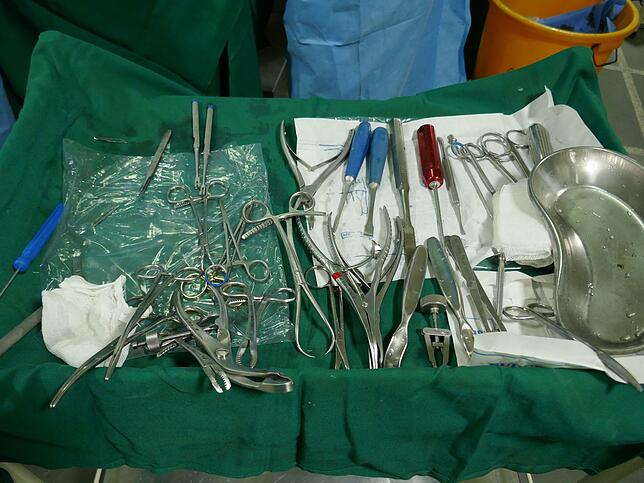 Eigenes, mitgebrachtes Instrumentarium. Ohne dieses wären die OPs bei den kleinen Kinderfüßen in Indien kaum möglich.