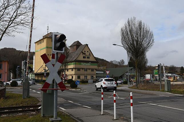 Der Bahnübergang am ZG-Kreisel in Stockach, kurz hinter dem Stockacher Bahnhof.