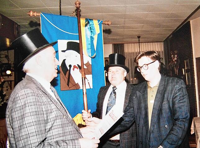 Peter Adrian Gäng (rechts) wird 1990 Fähnrich der Schnupfer. Wolfram Gäng (links) übergibt ihm das Amt. In der Mitte verfolgt Erwin Benz ...
