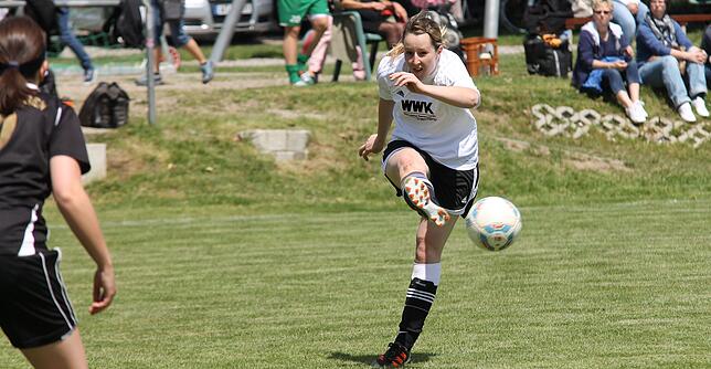 Schussgewaltig: Tamara Banholzer im Sommer 2012 im Pokalfinale gegen den FC Wittlingen.