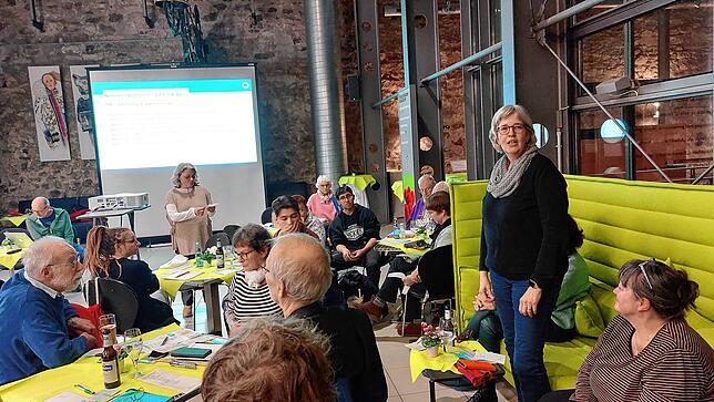 Persönliche Vorstellung bei den Parteimitgliedern: Hier bewirbt sich Birgit Kodet, Gemeinderätin aus Unterkirnach (stehend, rechts) im ...
