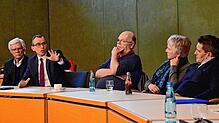 Bei seinem offiziellen Besuch in der Bergstadt informierte Landrat Sven Hinterseh (Zweiter von links) Vertreter des Gemeinderats unter ...