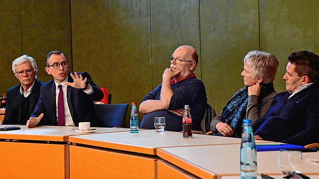 Bei seinem offiziellen Besuch in der Bergstadt informierte Landrat Sven Hinterseh (Zweiter von links) Vertreter des Gemeinderats unter ...