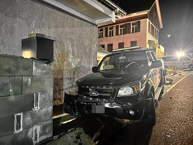 Auto und Mauer sind demoliert.