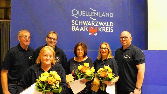 PSNV-Leiter Manfred Pfeffinger ehrt (von links) Renate Kammerer, Axel Hübner, Hildegard Wehrstein, Birgit Lutz und Hans-Jörg Tichelmann. ...