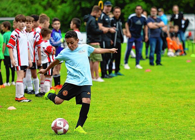 Bild 32: Beim großen Fußballturnier der Radolfzeller Grundschüler zeigen die Nachwuchskicker ihr Talent