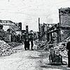 Die Wilhelmstraße in der von Bomben zerstörten Altstadt von Friedrichshafen bei Kriegsende. Die Menschen lebten zwischen Schuttbergen ...