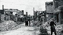 Die Wilhelmstraße in der von Bomben zerstörten Altstadt von Friedrichshafen bei Kriegsende. Die Menschen lebten zwischen Schuttbergen ...