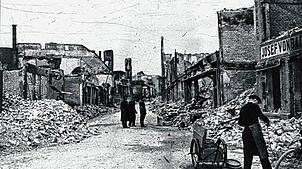 Die Wilhelmstraße in der von Bomben zerstörten Altstadt von Friedrichshafen bei Kriegsende. Die Menschen lebten zwischen Schuttbergen ...