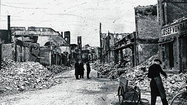 Die Wilhelmstraße in der von Bomben zerstörten Altstadt von Friedrichshafen bei Kriegsende. Die Menschen lebten zwischen Schuttbergen ...