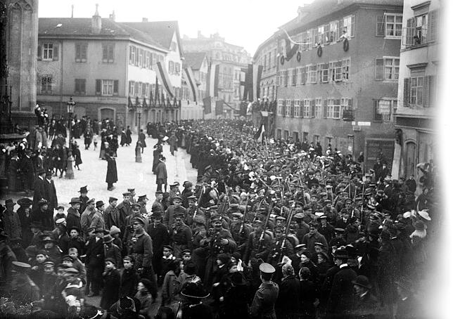 Im August 1914 auf dem Konstanzer Münsterplatz: Die Soldaten des Infanterieregiments 114 werden von der Bevölkerung verabschiedet. Aus ...
