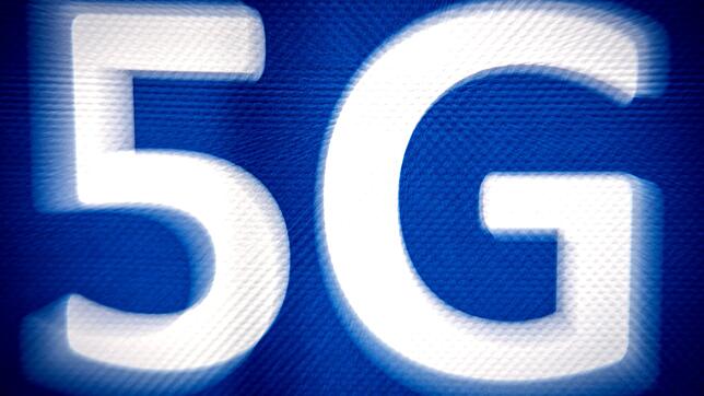 Gegner befürchten gesundheitliche Risiken, die aus ihrer Sicht von der 5G-Technik ausgehen.