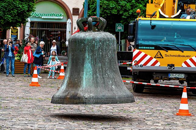 Bild 13: Eine spektakuläre Aktion: Die Münsterglocke wird in einer millimetergenauen Präzisionsarbeit aus dem Turm gehievt, zahlreiche Besucher schauen zu