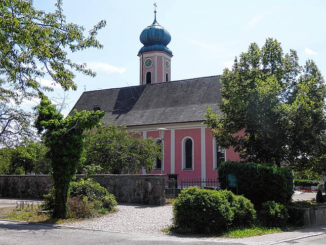 Die Pfarrkirche St. Clemens.