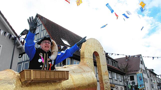 Zunftmeister der Schwenninger Narrenzunft Lutz Melzer verteilt großzügig kleine Köstlichkeiten.