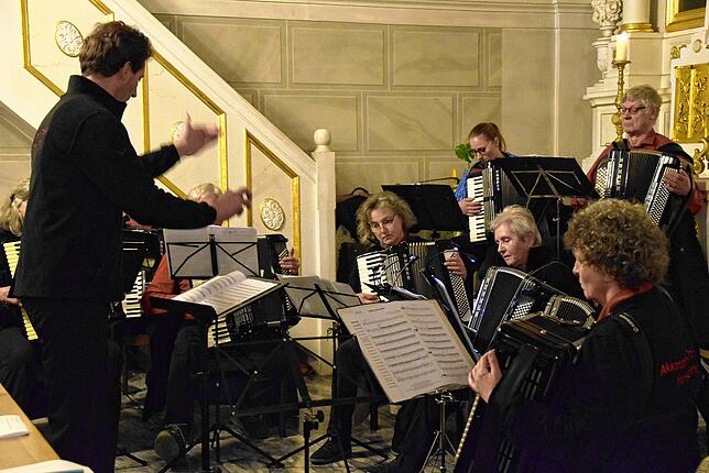 Unter der Leitung von Christoph Kohlbrenner präsentiert das Akkordeon-Orchester seine Vielseitigkeit.