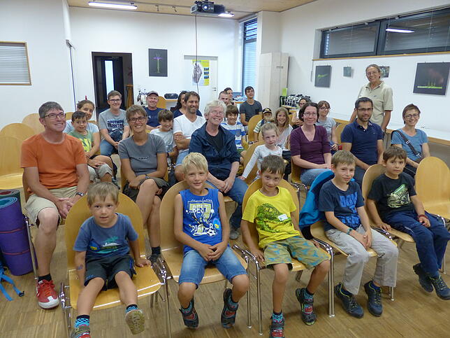 Vor der Fledermausexpedition wird im Seminarraum im Naturschzuzentrum Wissen über den nächtlichen Jäger zusammengetragen. Rechts, ...