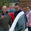 Martin Zwosta (von links) vom Verein Mobiler Baar informiert Kai und Stefanie Totzek über die Nutzungsmöglichkeiten des Carsharing. ...
