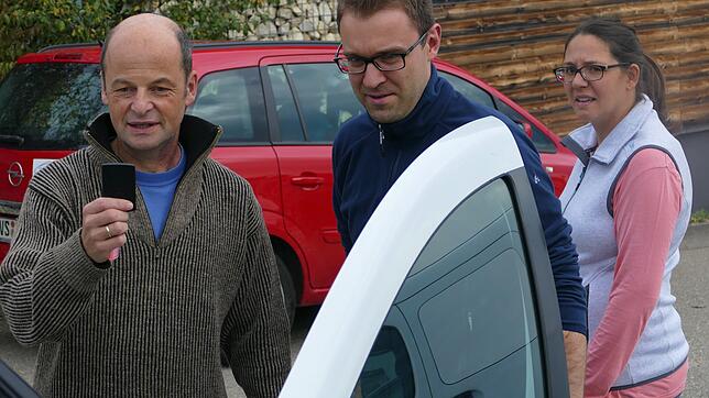 Martin Zwosta (von links) vom Verein Mobiler Baar informiert Kai und Stefanie Totzek über die Nutzungsmöglichkeiten des Carsharing. ...