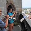 Mit Abstand zur Ballustrade auf dem Radolfzeller Münsterturm: Thomas Kauter (links) und Tobias Franz blasen auf ihren Trompeten die ...