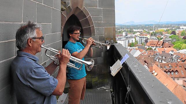 Mit Abstand zur Ballustrade auf dem Radolfzeller Münsterturm: Thomas Kauter (links) und Tobias Franz blasen auf ihren Trompeten die ...