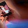 Nacktbilder von Frauen oder Mädchen landen ohne ihr Wissen im Internet und werden mit den sozialen Medien verbreitet. Die digitale ...