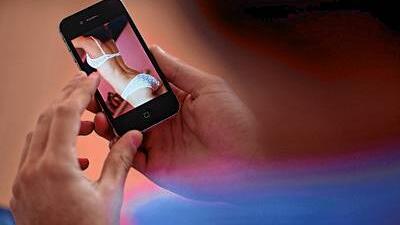 Nacktbilder von Frauen oder Mädchen landen ohne ihr Wissen im Internet und werden mit den sozialen Medien verbreitet. Die digitale ...