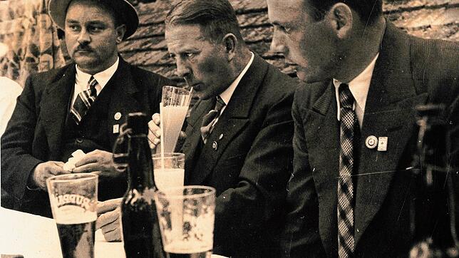 Der spätere Nazi-Bürgermeister Eugen Maier (links) im Jahr 1935 bei einem Besuch auf der Reichenau. In der Mitte zu sehen ist der ...