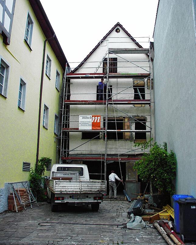 Im Hinterhof wurden im Mai 2002 Gerüste aufgestellt, um an der ganzen Fassade zu arbeiten und die Fenster auszutauschen.