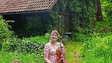 Im Wildblumengarten hinter der Scheune hofft Friederike Bauer, bei den nächsten Wandelkonzerten viele Besucher begrüßen zu dürfen.