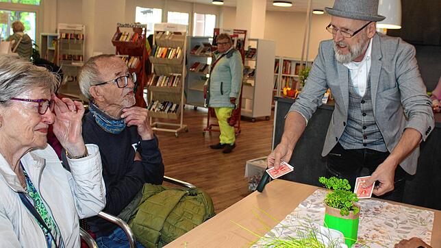 Magier Eric Meiser verzaubert die Gäste im Generationentreff mit seinen Kartentricks beim Tag der offenen Tür. Foto: Margot Hettich