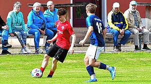 Mann des Tages: Marvin Laub (links, gegen Ben Brenn) traf doppelt für den FC Hochrhein beim 4:2 im Kellerduell gegen den VfB Waldshut ...