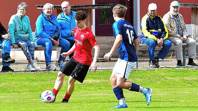 Mann des Tages: Marvin Laub (links, gegen Ben Brenn) traf doppelt für den FC Hochrhein beim 4:2 im Kellerduell gegen den VfB Waldshut ...