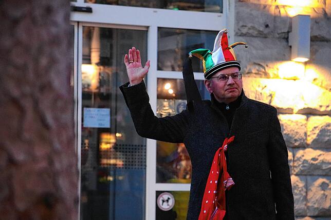 Bild 1: Eine besondere Stockacher Fasnacht 2021 geht zu Ende: Im kleinen Kreis wurde sie zu Grabe getragen