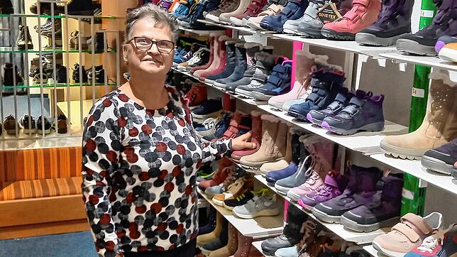 Cornelia Immler ist schon lange beim Schuhhaus Kammerer dabei. Nun hat mit ihr der Schlussverkauf begonnen.