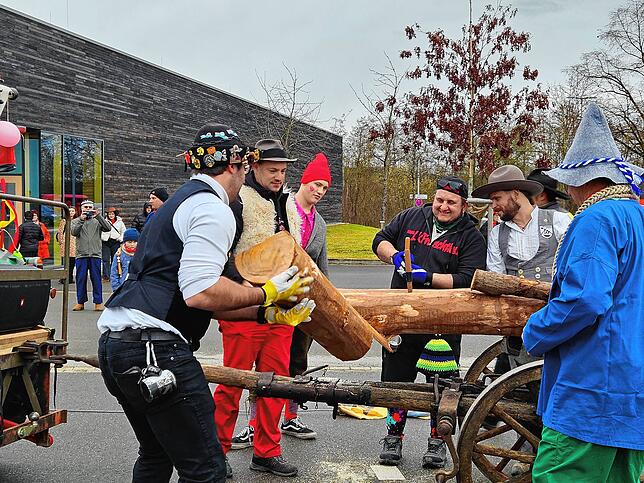 Bild 7: Der Narrenbaum in Kluftern steht
