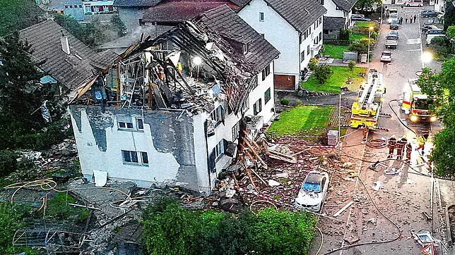 Eine Explosion und ein Brand hinterlassen in der Gemeinde Dorf, zehn Kilometer südlich von Lottstetten, ein Trümmerfeld.