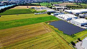 Viele Dachflächen im Industriegebiet Trottäcker sind bereits mit PV-Anlagen bestückt. Auf der Wiesenfläche südlich der Firma Geiger ...