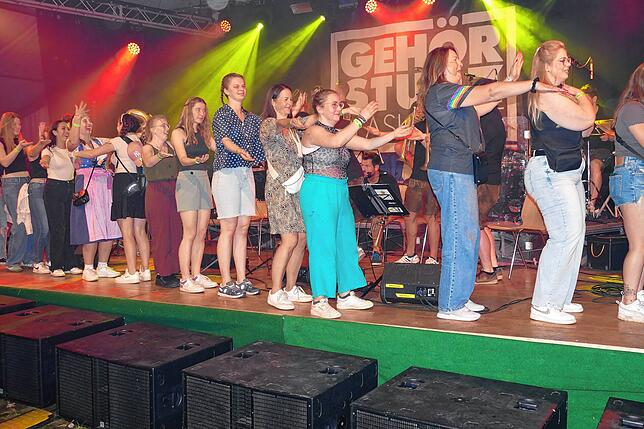 Bild 11: Auf der Kuppe des Bergs geht am zweiten Festtag mit einem „Gehörsturz“ aus Tirol die Party ab!