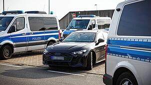 Ein schwarzer Audi verlässt in Begleitung von Fahrzeugen der Polizei die Justizvollzugsanstalt (JVA) Sehnde. Der im Fall Maddie ...