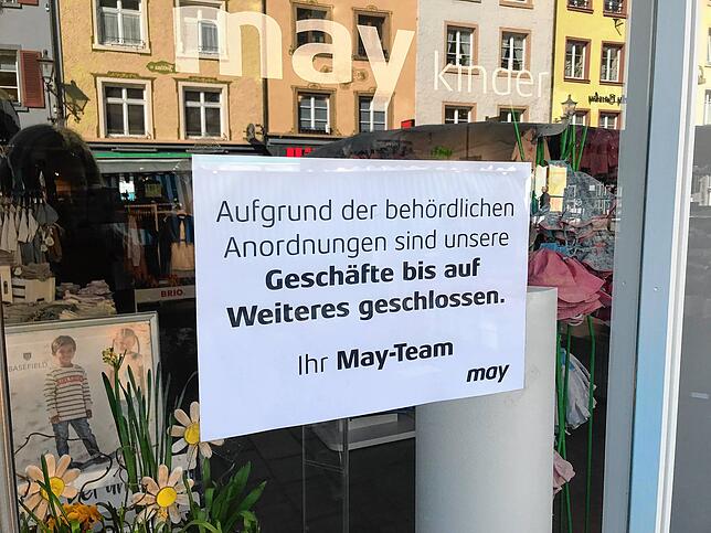 Information: Bei vielen Einzelhändlern in Waldshut hängt ein Informationsschild an der Tür, so wie beim Modehaus May in Waldshut, das ...