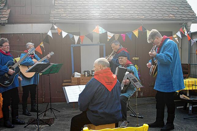 Die Fasnetshits der Knechte, live gespielt im Hinterhof, das kam in Immenstaad auch bei den Nachbarn gut an.
